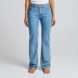 Never denim jeans - Säljer mina super fina o super sköna jeans från bikbok då de är för små 💗 super mjukt material. Super bra skick och nästan oanvända 💗 färgen på bilderna är missvisande, jeansen är mörkare i verkligheten! Bootcut passform 🤗pris kan diskuteras 