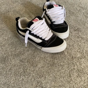 Vans knu skool - Nya knu skools i riktigt bra skick  Bilderna talar för sig själv Passar till ALLT Dom är impregnerade så tål vatten asbra också