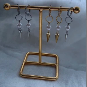 Örhängen  - Olika varianter av örhängen super fina!  Köp för 99kr/st eller 185kr paret.  Alla finns i både silver och guld. Modell 082, 083, 084, 086, 089, 091