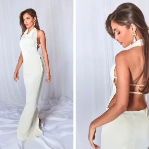 Klänning - Har två likadana klänningar i olika storlekar. Den ena är en M och anda L 