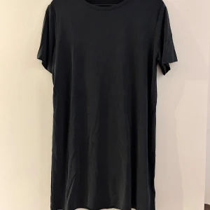 T-shirt klänning - Superskön t-shirt klänning från bikbok i en grå/svart färg. Fint skick