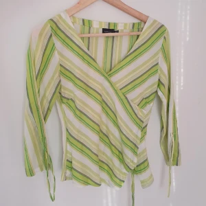 2000tals topp/blus strl xs- liten s - Vad man kan hitta för goingar när man kollar igenom mammas garderob. Från märket inwear i storlek xs. Dragkedja på sidan för att komma i den, glittriga detaljer i tyget. 