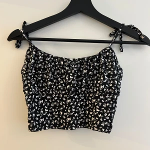 Linne - Supergulligt linne med fjärilar. Från New Yorker. Bra skick