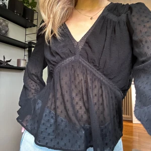 Zara blus  - Säljer min SUPER snygga zara blus som är slutsåld!! Finns inga defekter, nyskick😍