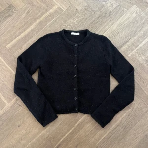 Kofta från ginatricot🥰 - Säljer denna super populära koftan från Gina tricot.🤗💞 Den är premium quality och finns inte att köpa längre.🌟 Nypris: 399kr