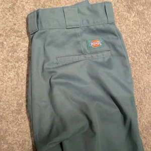 Dickies chinos - Härlig grön färg som är ovanlig att se  Blir en rikigt bra outfit med chinos materialet som poppar