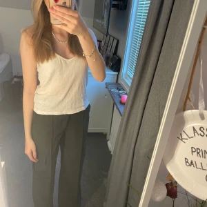 Mörkgröna kostymbyxor - Väldigt söta kostymbyxor som använts enbart en gång, säljer då jag inte har användning för de längre. Matriealet är väldigt lätt och bekvämt bara att skriva för fler bilder eller frågor, jag är 158cm för jämförelse