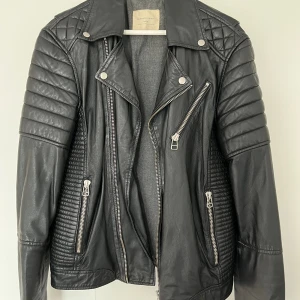 Svart skinnjacka från Selected / Homme - Fin skinnjacka som är sparsamt använd. Fint skick! 