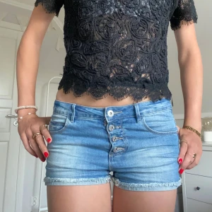 Lågmidjade jeansshorts  - Jättesnygga lågmidjade jeansshorts. Dom har ingen lapp så jag vet inte vart de är ifrån eller vilken storlek men jag skulle säga att de passar XS. Jättebra skick. 