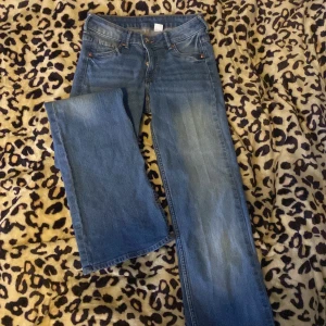 Bootcut low waist  - Vanlig lågmijade byxor ifrån hm dom är jätte snygg men är korta på mig nu 