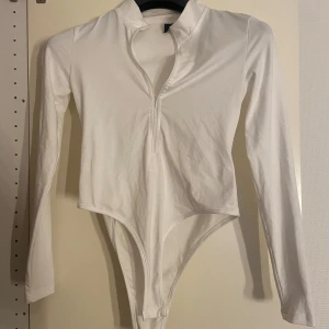 Vit body  - Väldigt cool body med en zipper, endast använd 1 gång. 