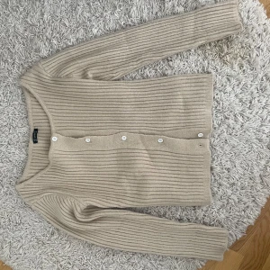 Beige kofta  - Beige kofta, använd fåtal gånger. 