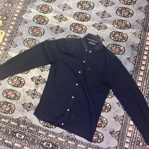 Tommy-Hilfiger overshirt - En fin mörklblå tommy hilfiger overshirt i bra skick, säljes pga av att den är för stor!