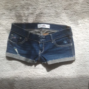 Low rise hollister shorts - Ett par lågmidjade jeans shorts från hollister i stl w28. Aldrig använda och lappen är kvar!