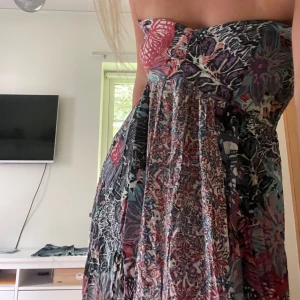 Strandklänning - Superfin klänning som går att knyta både runt halsen och som bandeau.