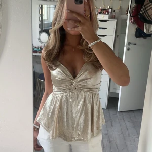 Söt glittrig topp - Superfin och aldrig använd! Pris kan diskuteras vid snabba och smidiga köp❤️