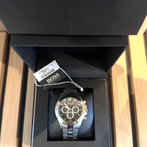 Hugo boss klocka *Rostfritt stål - Säljer nu denna Hugo boss klocka då den var köpt till brorsan som studentpresent men kom aldrig till användning. -Storlek: Unisex  -Skick: 10/10 (Helt ny) -Nytt pris: 3200kr -Mitt pris: 1600kr -Frakt: Ingår📦 (Levereras dubbelboxat)