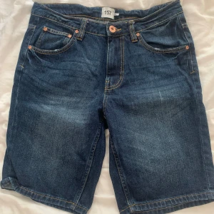Blåa jeans shorts - Ett par blåa jeans shorts från lager 157. Bra kvalité på shortsen och ser nya ut. Säljs för 50kr + frakt