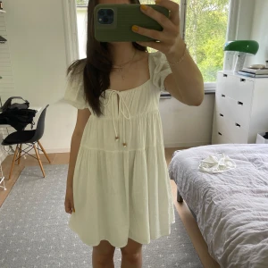 Zara klänning - Supersöt vit klänning från Zara🤍