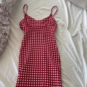 Söt rutig klänning ifrån pull and bear❤️ - STORLEK XS men extremt strechigt material, använd 1 gång utan några defekter💕söta rosett och spets detaljer🌸 köpt på zalando-märket pull and bear- för 259 kr Skriv om ni vill ha fler bilder eller har en fråga!