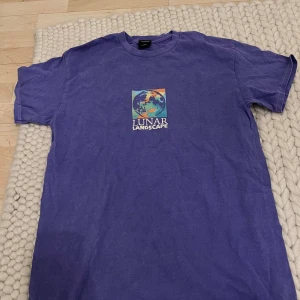 Urban outfitters T-shirt  - Helt oanvänd T-shirt från Urban outfitters ☺️nypris ca 499kr ! 