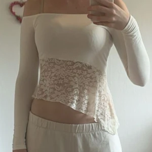 Söt vit sommar top - Säljer min långärmade vita spets tröja. Aldrig använd. Stretchigt material. Jag är 178cm lång.