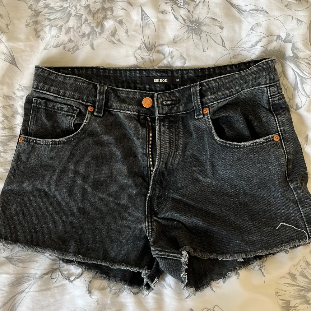 Jättefina lågmidjade jeansshorts från bikbok💕köpta förra sommaren men har aldrig använt dem💕nyskick💕. Shorts.