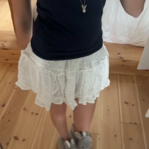 Volangkjol - Fin vit volangkjol köpt i Miami och nästan aldrig använd! Pris kan diskuteras vid snabb affär 💘