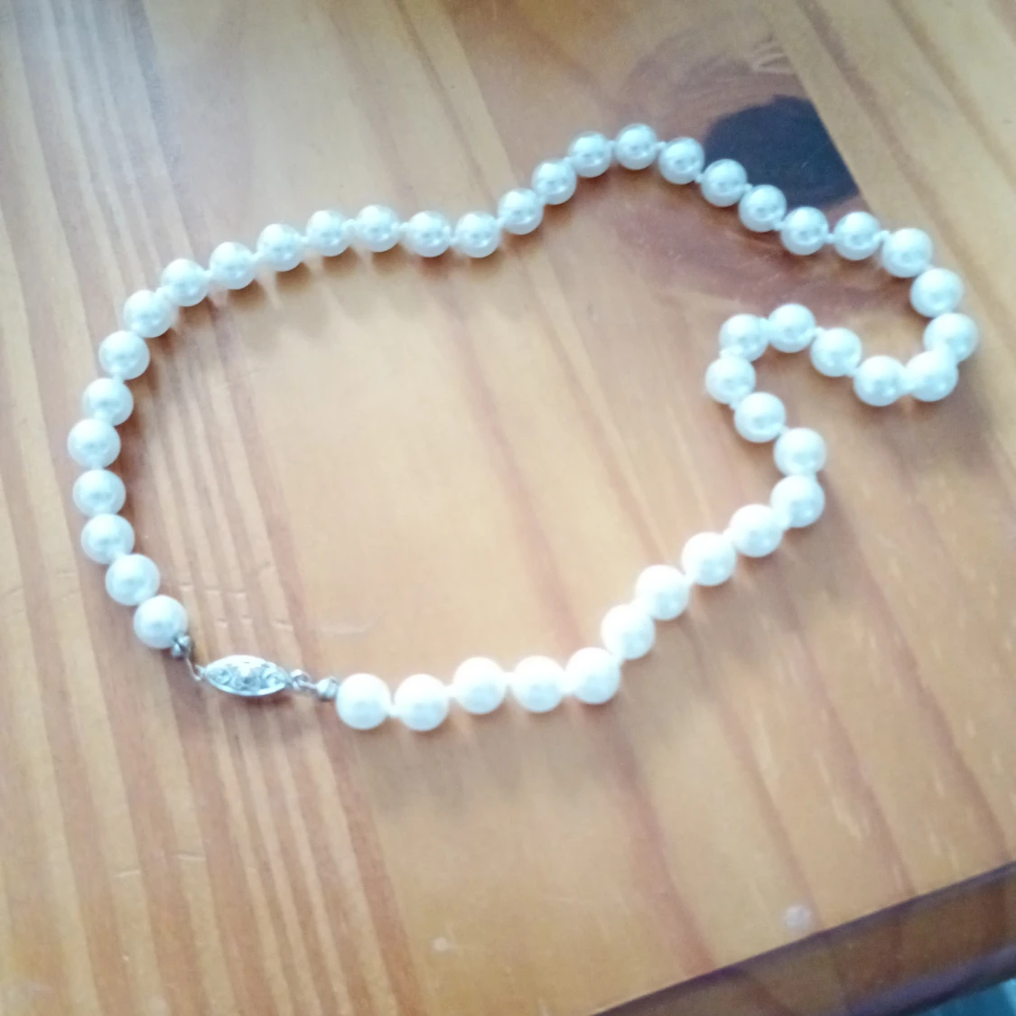 Pärlcollier med vita pärlor och lås. - 90