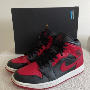 Air jordan 1 mid banned - Säljer dessa jordans, skick 8/10, köpta på restocks för cirka 2499 | Hör av er vid frågor eller funderingar. 