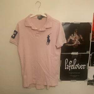 Polo piké  - Rosa polo piké som man känner sig väldigt cute i🥰 behöver penhar snabbt 🙏🙏🙏 så köp gärna eller om ni vill pruta är de okej att göra