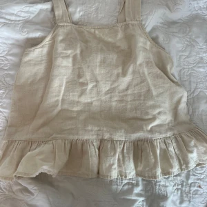 Blus - Supergullig blus. I linne material. Nypris 300 säljer 75 