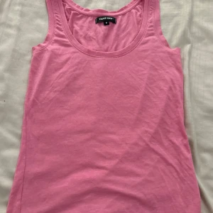 Rosa linne  - Ett rosa linne. Aldrig använd. Hör av dig vid minsta fråga eller fundering