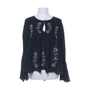 Super söt zara blus  - Zara tröja i gott skick som tyvärr inte kommer till användning och därför säljer jag den. Hör av er och pruta om ni så vill☺️