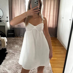 vit klänning - supergullig vit knälång klänning från shein i storlek xs. Justerbara snören vid axlarna!🤍