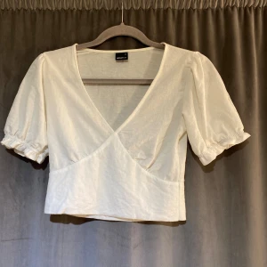 Vit Blus - Blus som är använd med motta, den är i bra skick. Fin både till vardags och fest!