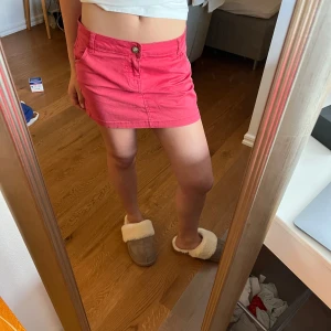Lågmidjad jeanskjol rosa  - Bra skick, inga större defekter. Midjemåttet tvärsöver är 38cm och längden 30cm. Märket motivi. Köpte här på Plick för 400kr + frakt för någon vecka sedan men har för många kjolar och behöver pengar. Kan mötas upp nu i veckan i Stockholm. 