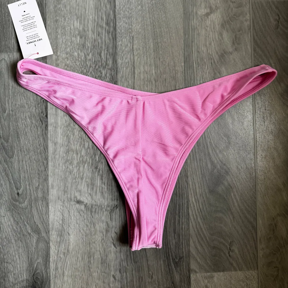 En helt ny bikini underdel från Nelly i storlek L. Säljer då jag beställt fel storlek. I färg rosa, bläddra för egna bilder.. Övrigt.