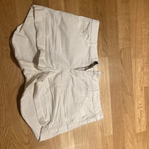 Vita shorts - Vita shorts från hm ej använt köpt för 250 storlek 42🫶🏼🫶🏼