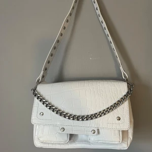 Nunoo väska - Säljer min Nunoo väska i mycket fint skick!  Långt band ingår. Mitt pris: 450kr + frakt