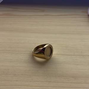 En guess ring helt ny 10/10 skick i guldfärg. Du får med en liten guess påse. Nypris 549kr