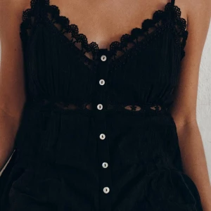 LINNE/ BLUS - Jätte fint linne från zara. Har blivit för litet så har bara hunnit använda det 1/2 gånger. Storlek xs. Köptes för 299kr. Lånade bilder❗️❗️ Kan skicka egna om så önskas