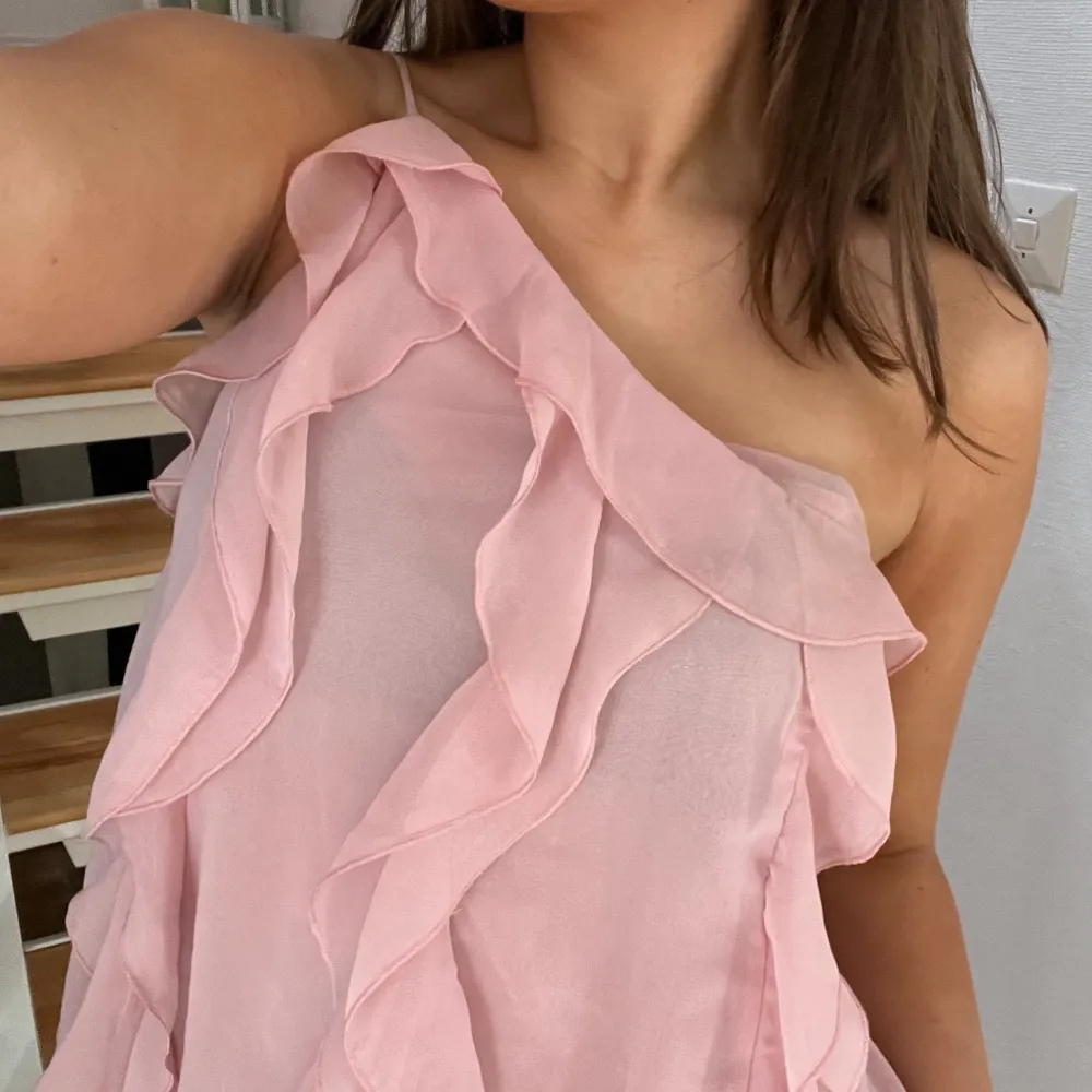 Säljer denna populära rosa toppen från zara. Använd några få ggr så i bra skick! Bara att höra av dig om du har frågor! 🩷. Puserot.