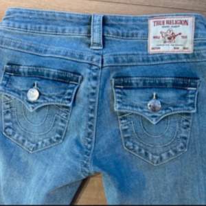 true religion jeans i ett super bra skick har testat hemma någon gång. köpte för 1200kr och säljer för 850kr jag säljer då de är för långa för mig de är storlek 24🐆✌🏼🥰