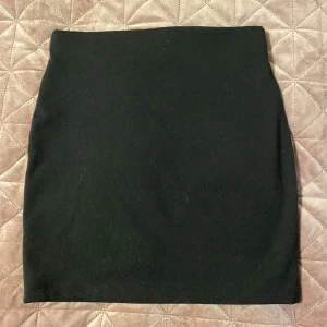 Svart tajt minikjol - Svart tajt minikjol, priset går att diskuteras