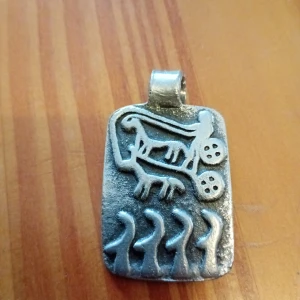 Hänge Tenn mönstrad silverfärgade. - Hänge Tenn. Mönstrad Silverfärgade stämpel bak.