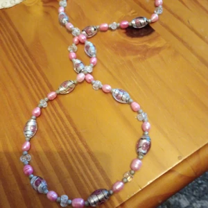 Halsband med olika färger på pärlorna. - Fint halsband med olika färger på pärlorna.