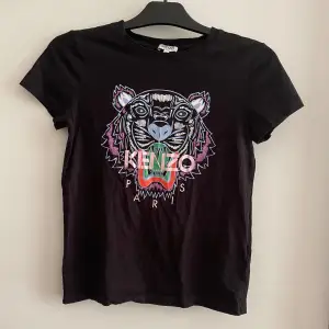 Säljer min systers Kenzo svarta t-shirt