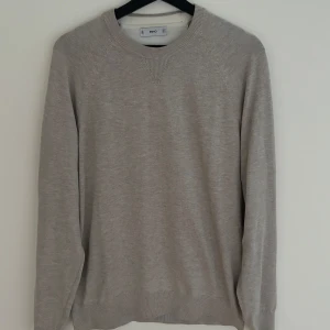 Stickad beige tröja - Stickad beige tröja från Mango | Storlek: M - Skicket på tröjan är väldigt bra utan defekter - Pris: 199kr - Nypris: 499kr - Skriv vid funderingar 