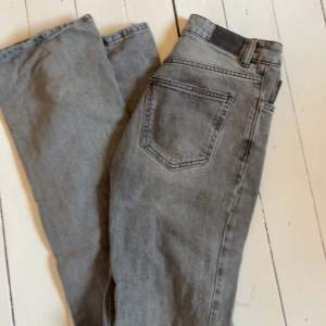 Gråa bootcut jeans i en jättefin grå färg😊😊